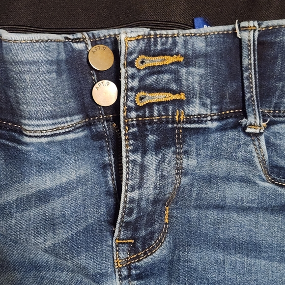 Apt. 9 Women's Straight Leg Blue Jeans - Picture 2 of 7